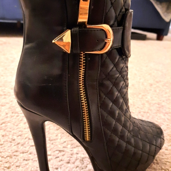 Leather bootie with Gold buckle. Sz 6 - Picture 3 of 5